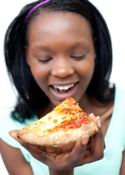 Счастливая женщина ест пиццу — стоковое фото