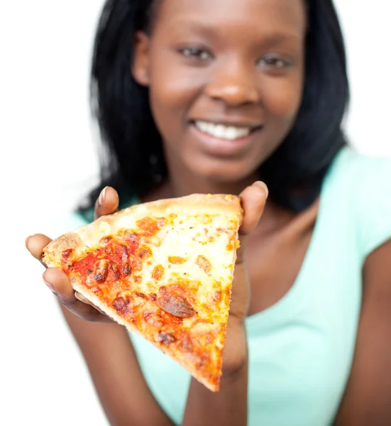 Jolly adolescente chica sosteniendo una pizza — Foto de Stock