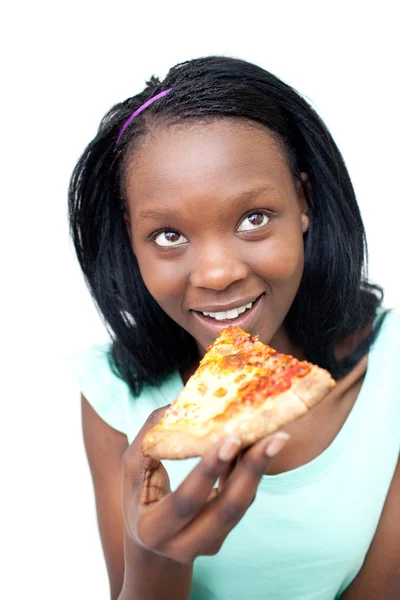 Улыбающаяся девочка-подросток ест пиццу — стоковое фото
