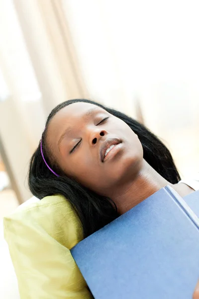 Wyczerpany teen dziewczyna studiuje, leżąc na kanapie — Zdjęcie stockowe