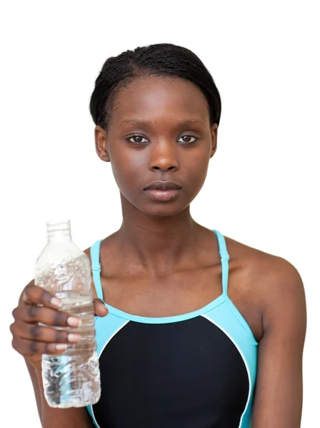 Mulher séria segurando uma garrafa de água — Fotografia de Stock