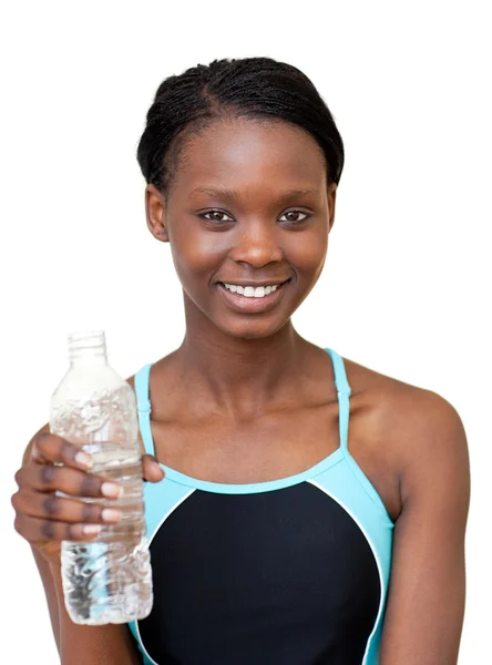 Leende kvinna som håller i en flaska vatten — Stockfoto