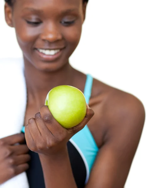 Κοντινό πλάνο του μια γυναίκα καταλληλότητας που τρώει ένα μήλο — Φωτογραφία Αρχείου