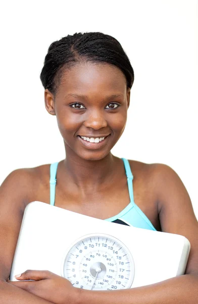 Mujer fitness feliz sosteniendo una balanza de peso — Foto de Stock