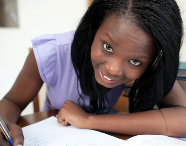 Porträtt av en glad tonåring tjej som studerar — Stockfoto
