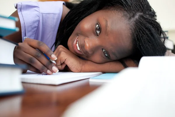 Retrato de uma menina adolescente cansada estudando — Fotografia de Stock