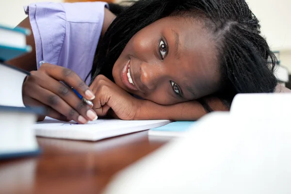 Ritratto di un'adolescente stanca che studia — Foto Stock