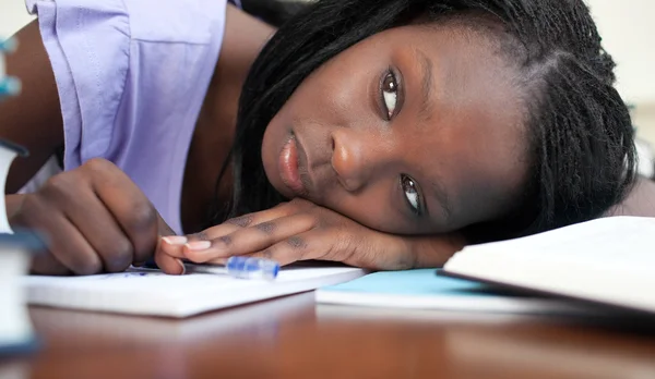 Uitgeput tiener meisje rust terwijl het bestuderen van — Stockfoto