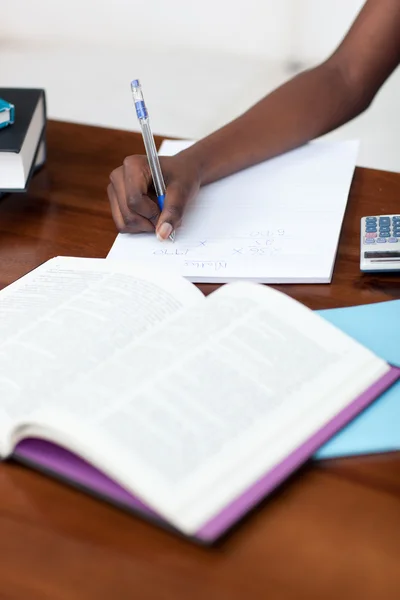 Nahaufnahme eines Teenie-Mädchens, das seine Hausaufgaben macht — Stockfoto