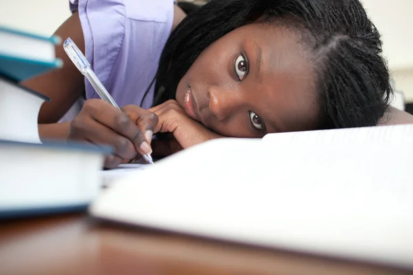 Mujer joven cansada estudiando —  Fotos de Stock