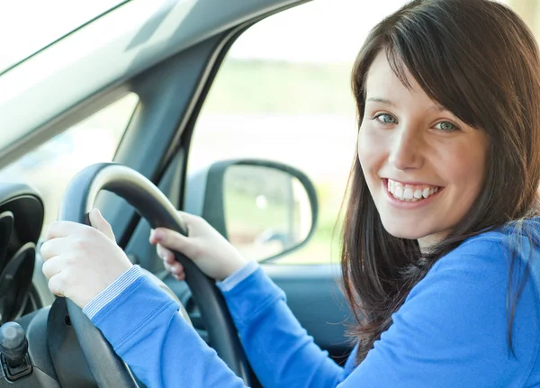 운전하는 젊은 여자 — 스톡 사진