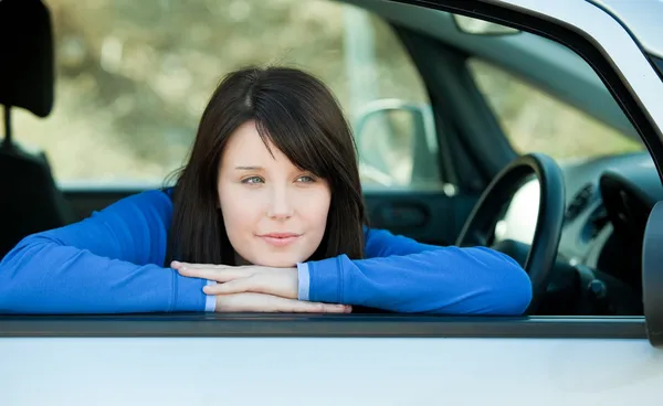 매력적인 십 대 소녀는 미소를 그녀의 차에 앉아 카메라 — 스톡 사진
