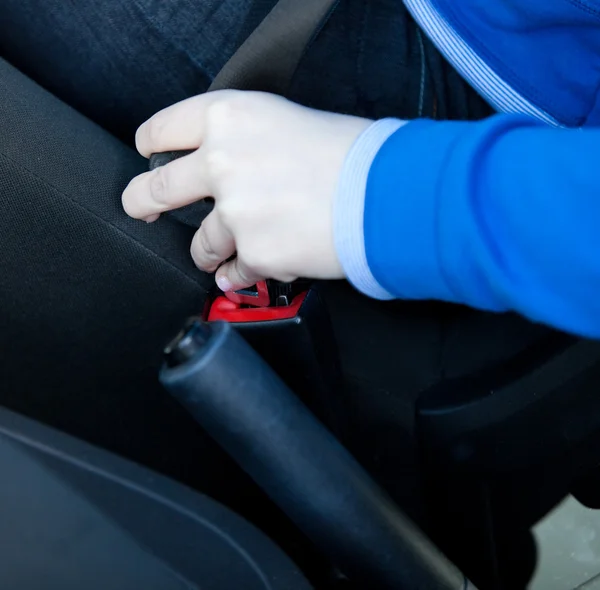 Close-up of woman putting seat belt — Stock Photo, Image