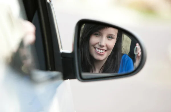 Menina adolescente atraente sentado em seu carro segurando chaves — Fotografia de Stock