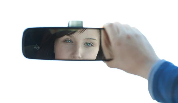 Morena mulher olhando no espelho retrovisor — Fotografia de Stock