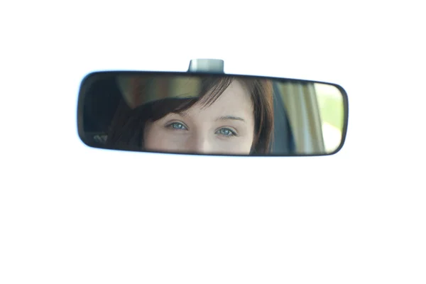 Молода жінка дивиться у дзеркало заднього виду — стокове фото