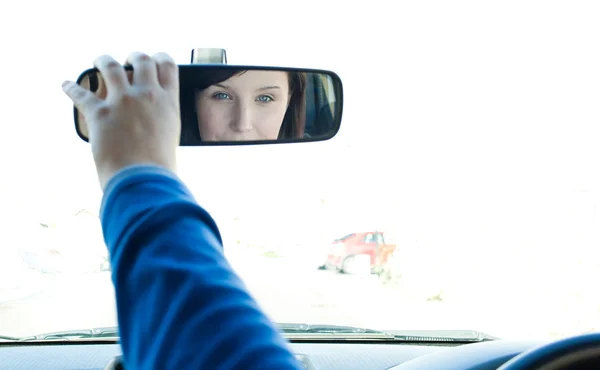 Mulher branca olhando no espelho retrovisor — Fotografia de Stock