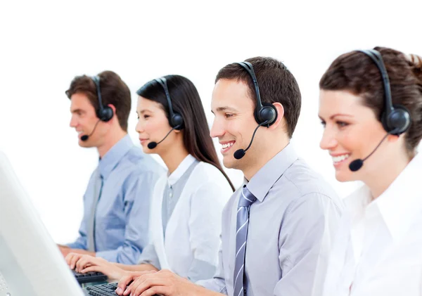 Glimlachende klanten service agenten werken in een callcenter — Stockfoto
