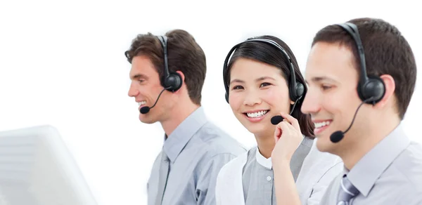Assertief klant service agenten werken in een callcenter — Stockfoto