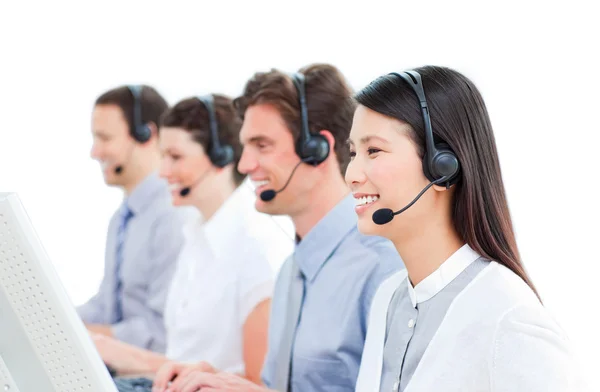 Agentes de atendimento ao cliente alegres trabalhando em um call center — Fotografia de Stock