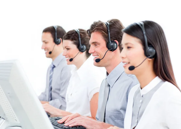 Freudige Kundendienstmitarbeiter in einem Call Center — Stockfoto