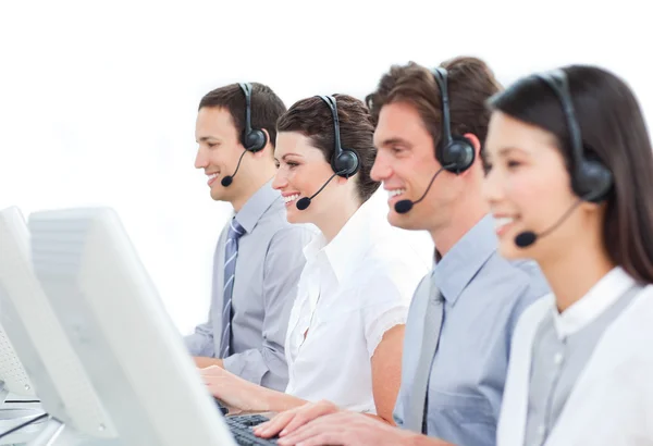 Zelfverzekerd klant service agenten werken in een callcenter — Stockfoto