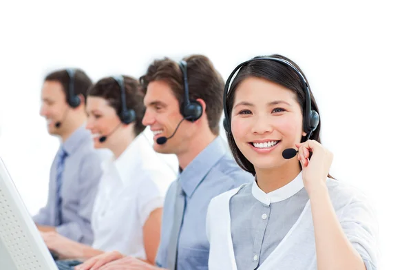 Grupo unido de agentes de atendimento ao cliente que trabalham em um call center — Fotografia de Stock