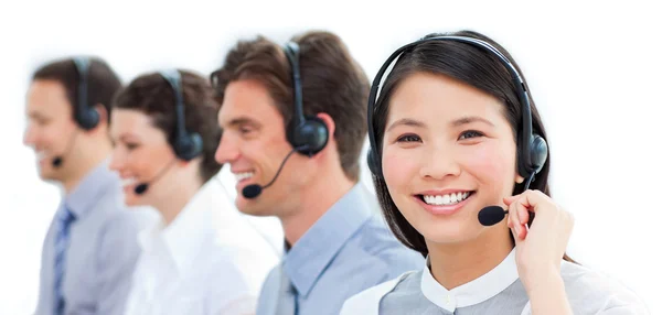 Retrato de agentes de atendimento ao cliente sorridentes trabalhando em uma chamada ce — Fotografia de Stock