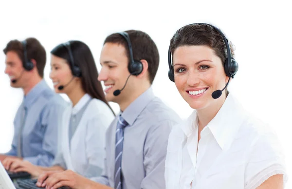 Agentes positivos de atendimento ao cliente que trabalham em um call center — Fotografia de Stock