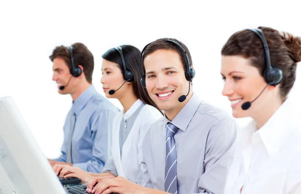 Agentes de atendimento ao cliente confiantes trabalhando em um call center — Fotografia de Stock