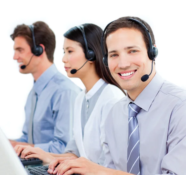 Ambitieuze klant service agenten werken in een callcenter — Stockfoto