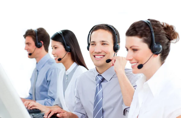 Multiethnische Kundendienstmitarbeiter, die in einem Callcenter arbeiten — Stockfoto