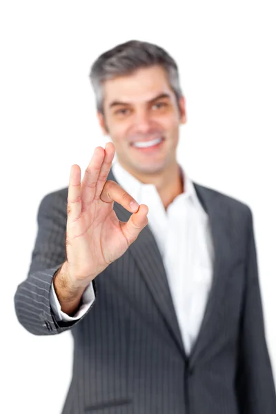 Улыбающийся взрослый бизнесмен показывает знак ОК — стоковое фото