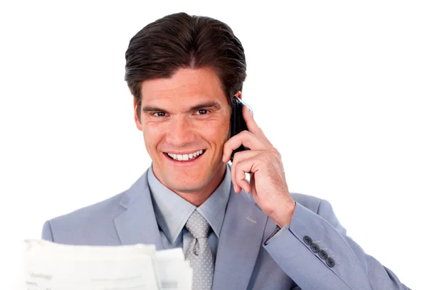 Агрессивный бизнесмен по телефону держит газету — стоковое фото