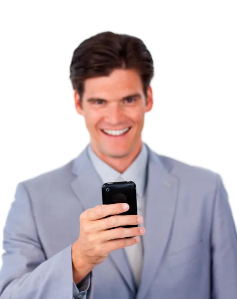 Empresário sorridente usando um telefone celular — Fotografia de Stock