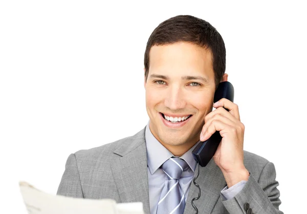 Atrakcyjny biznesmen na telefon trzymając gazetę — Zdjęcie stockowe