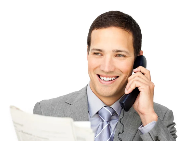 Positiva affärsman på telefon håller en tidning — Stockfoto