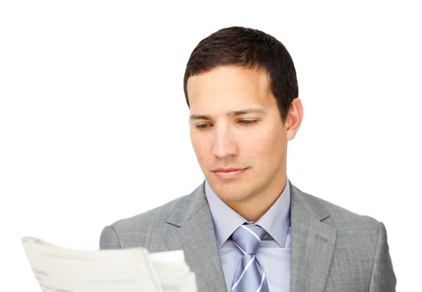 Konzentrierter Geschäftsmann liest Zeitung — Stockfoto