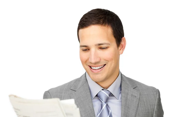 Empresário sorridente lendo um jornal — Fotografia de Stock