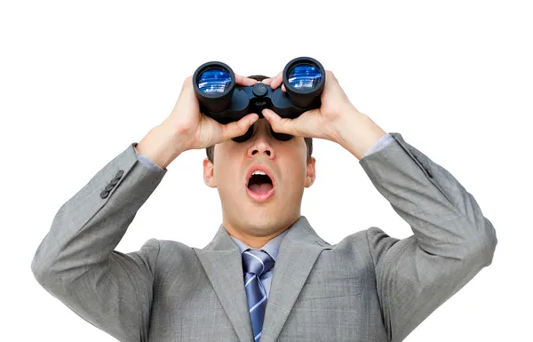 Hombre de negocios sorprendido mirando a través de prismáticos — Foto de Stock