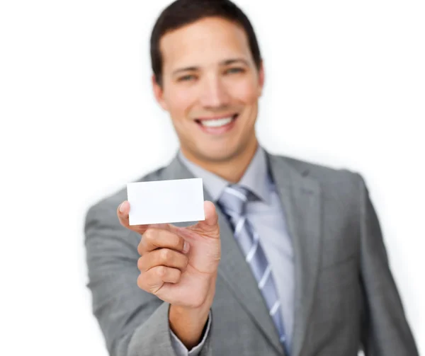 Χαμογελαστός νεαρός επιχειρηματίας, κρατώντας μια λευκή κάρτα — Φωτογραφία Αρχείου