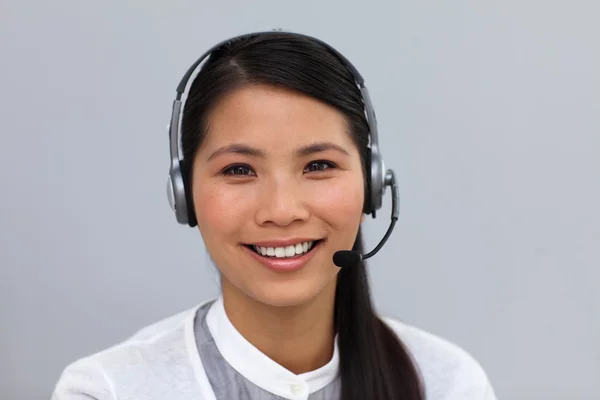 Mulher de negócios étnica auto-confiante com fone de ouvido — Fotografia de Stock