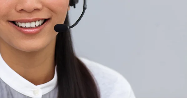 Close-up van een zakenvrouw via headset — Stockfoto
