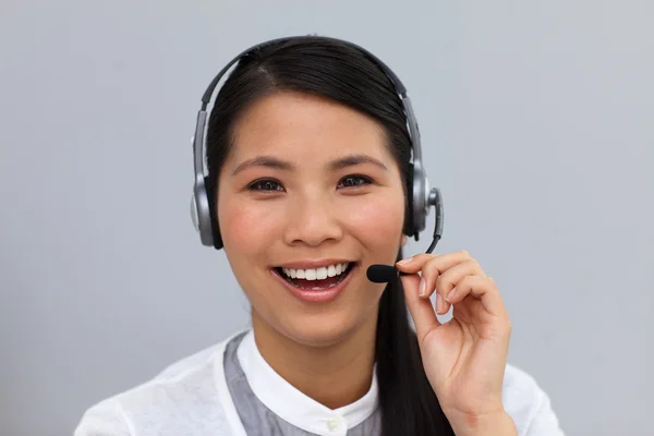 Riendo mujer de negocios étnica usando auriculares —  Fotos de Stock