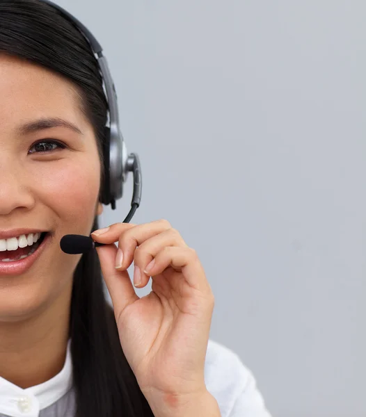 Nahaufnahme eines lachenden Kundendienstmitarbeiters mittels Headset — Stockfoto