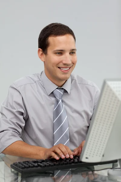 Charmante jonge zakenman werkt op een computer — Stockfoto
