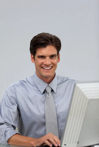 Веселый бизнесмен работает за компьютером — стоковое фото