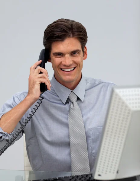 Charmanter Geschäftsmann am Telefon — Stockfoto