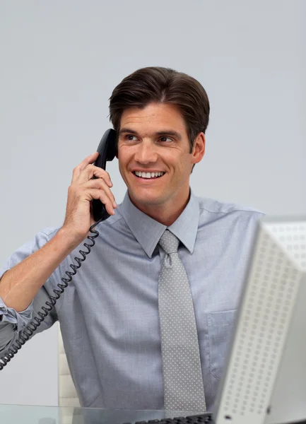 Assertief Kaukasische zakenman op telefoon — Stockfoto