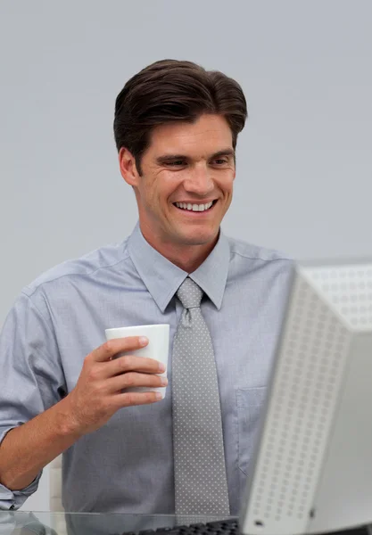 Homme d'affaires positif tenant une tasse à boire — Photo